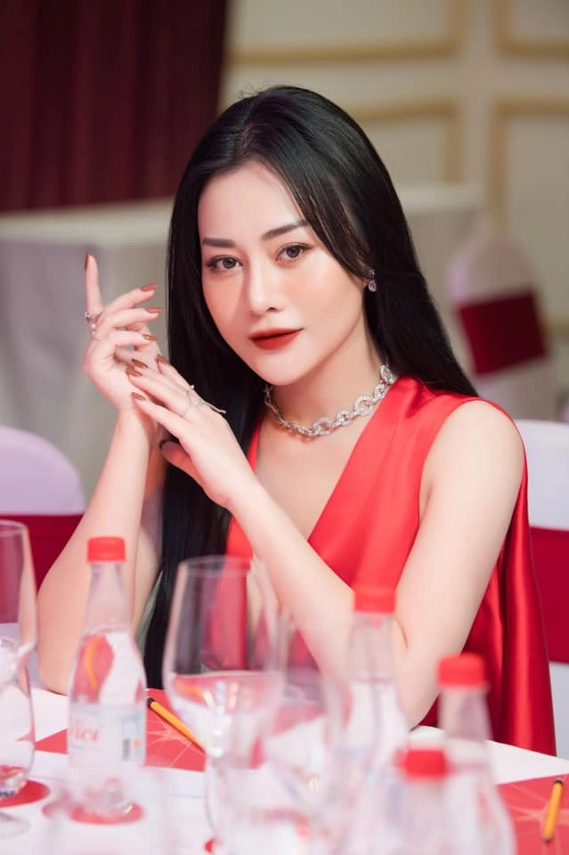 Phương oanh chơi lớn đổi da nâu gợi cảm cháy máy nhưng lại bị fan nhắc nhở - 6