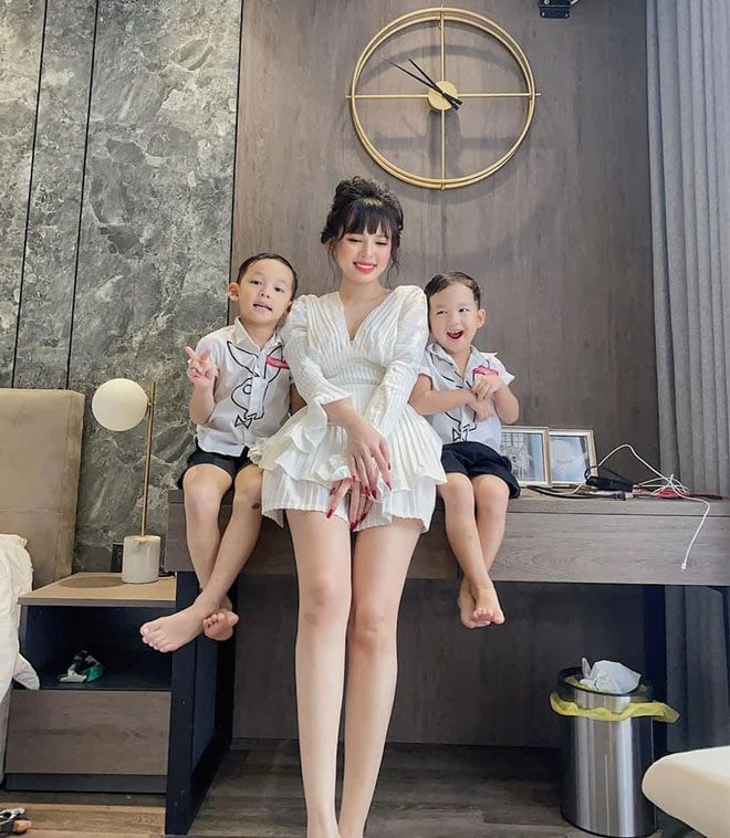 3 năm sinh 2 con bà xã lê hoàng vẫn tự tin không cài áo khoe ngực thả rông - 10