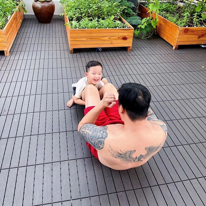 3 năm sinh 2 con bà xã lê hoàng vẫn tự tin không cài áo khoe ngực thả rông - 11