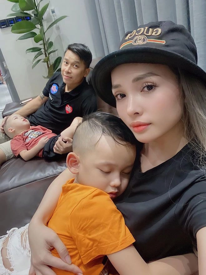 3 năm sinh 2 con bà xã lê hoàng vẫn tự tin không cài áo khoe ngực thả rông - 12
