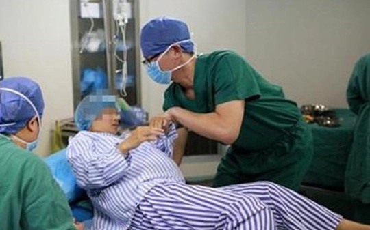 Bà mẹ u50 đi sinh con một mình lúc cha đứa trẻ xuất hiện ai cũng choáng váng - 1