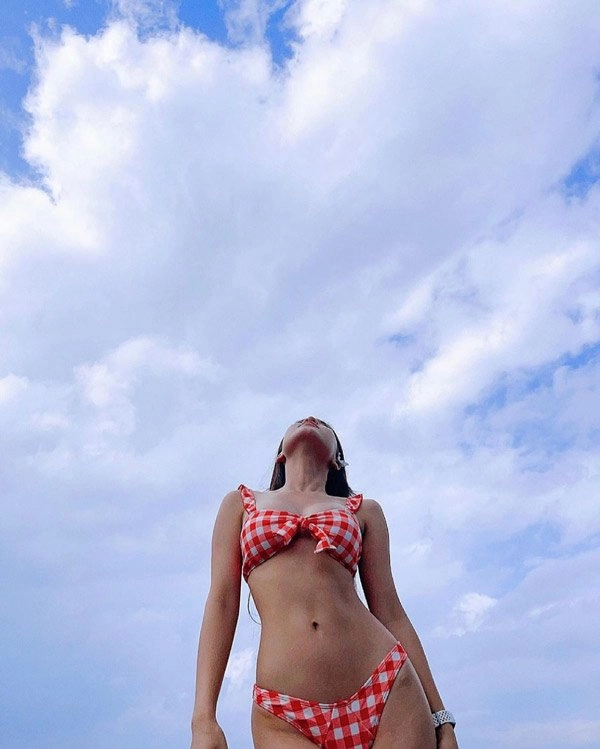 Bạn gái lâm tây diện bikini khoe vòng ba quả đào căng tràn - 1