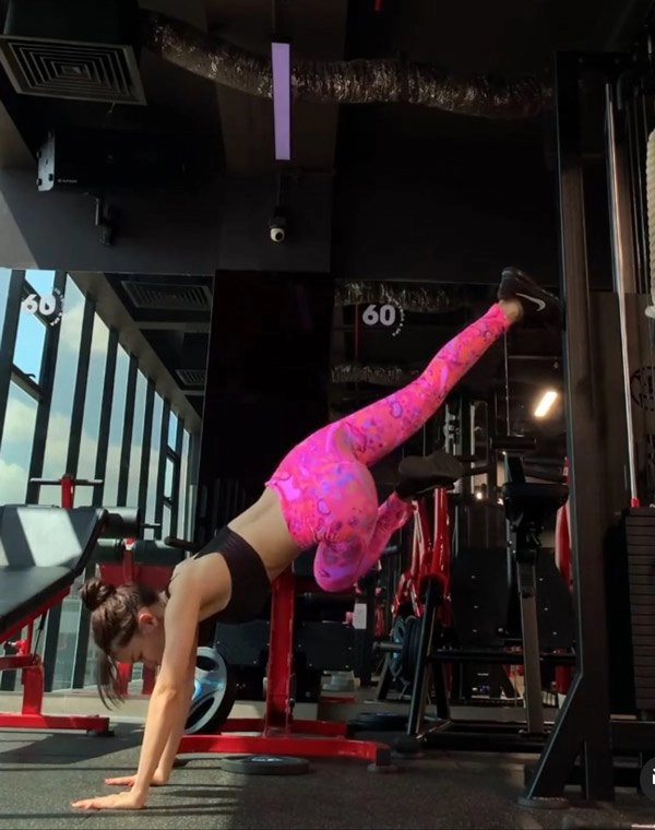 Bạn gái lâm tây diện bikini khoe vòng ba quả đào căng tràn - 12