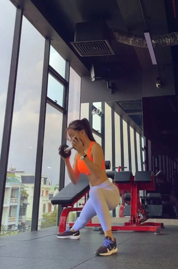 Bạn gái lâm tây diện bikini khoe vòng ba quả đào căng tràn - 14