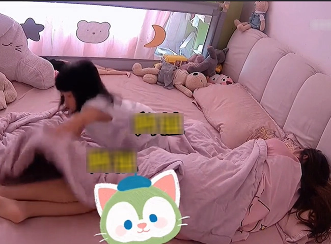 Bé 2 tuổi thức giấc gọi bố dậy để pha sữa nhưng nhẹ nhàng đắp chăn cho mẹ ngủ tiếp - 2