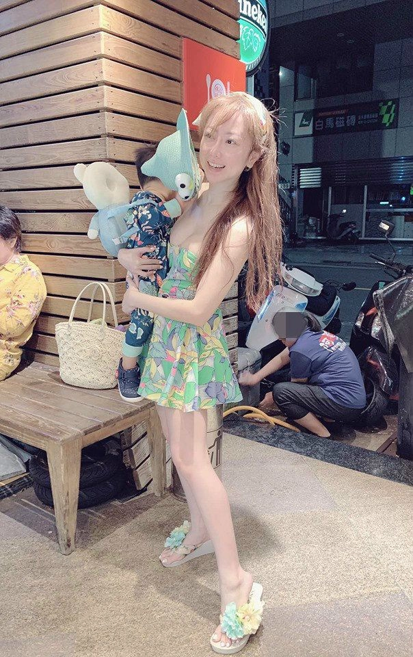 Bị con trai kéo tụt váy lộ ngực mẹ bỉm bối rối dùng ngón tay che vùng nhạy cảm - 2