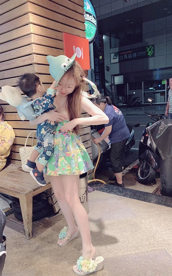 Bị con trai kéo tụt váy lộ ngực mẹ bỉm bối rối dùng ngón tay che vùng nhạy cảm - 3