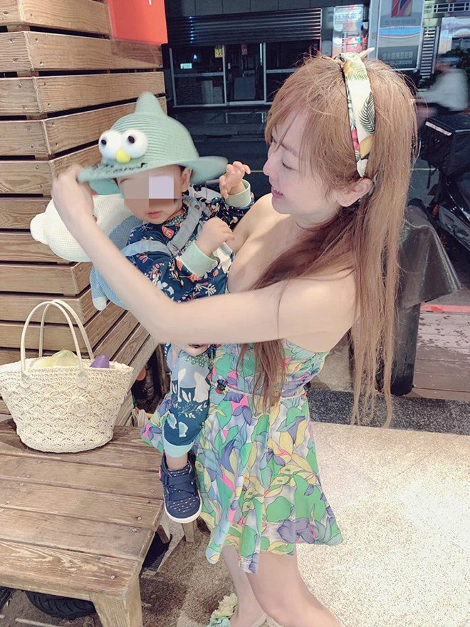 Bị con trai kéo tụt váy lộ ngực mẹ bỉm bối rối dùng ngón tay che vùng nhạy cảm - 4