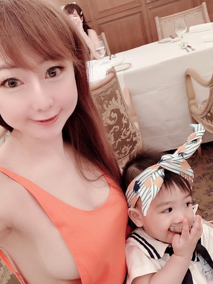 Bị con trai kéo tụt váy lộ ngực mẹ bỉm bối rối dùng ngón tay che vùng nhạy cảm - 7