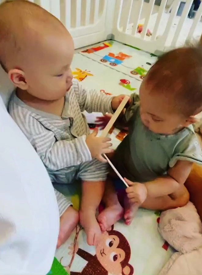 Cởi trần chăm con kim lý bất ngờ bị lisa gặm ti hồ ngọc hà cười như được mùa - 3