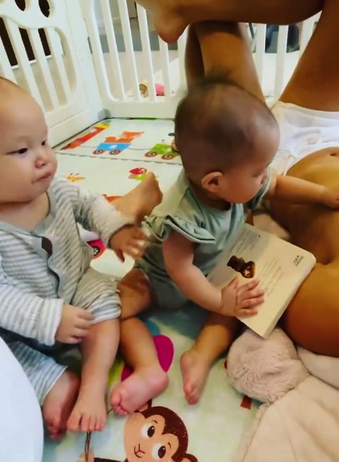 Cởi trần chăm con kim lý bất ngờ bị lisa gặm ti hồ ngọc hà cười như được mùa - 5