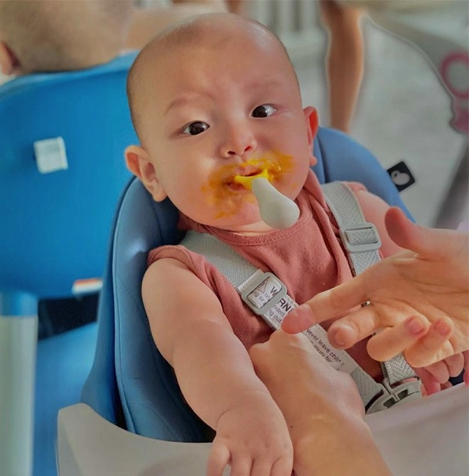 Cởi trần chăm con kim lý bất ngờ bị lisa gặm ti hồ ngọc hà cười như được mùa - 11