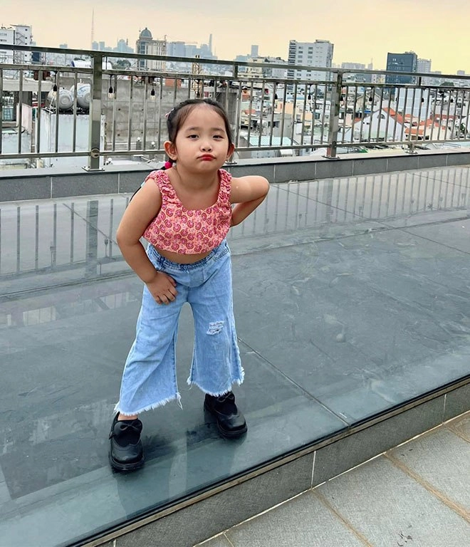 Con gái khánh thi đổi mặt nhanh như chớp làm mợ chảnh hay cười tươi như hoa đều quá xinh - 5