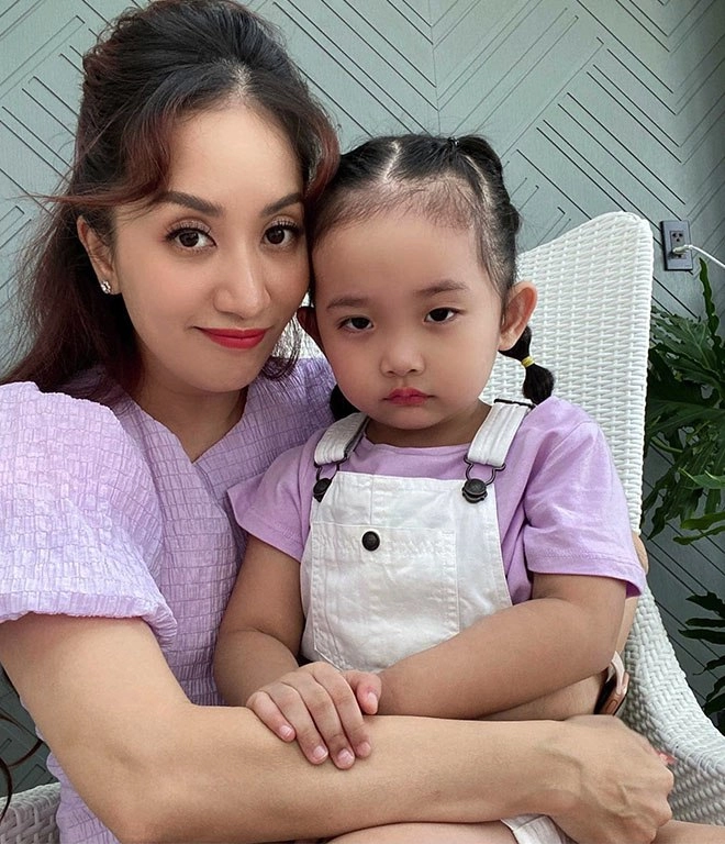 Con gái khánh thi đổi mặt nhanh như chớp làm mợ chảnh hay cười tươi như hoa đều quá xinh - 8