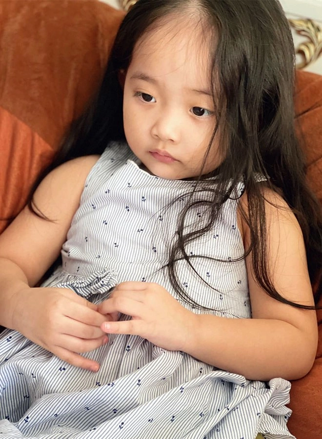 Con gái khánh thi đổi mặt nhanh như chớp làm mợ chảnh hay cười tươi như hoa đều quá xinh - 10