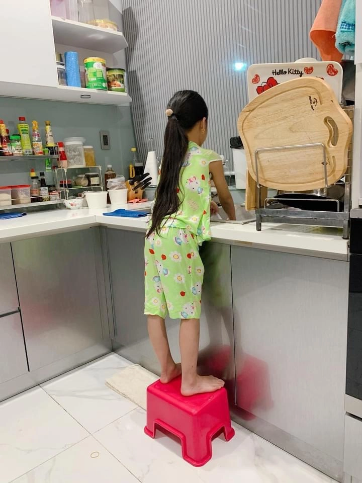 Con gái ốc thanh vân xưa gầy nay khoe vóc dáng siêu mẫu nhí khi hoá thân nàng tiên cá - 11