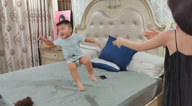 Đăng clip chơi với con trên giường hoà minzy trách yêu chồng có ai đi công tác 4 tháng không - 3