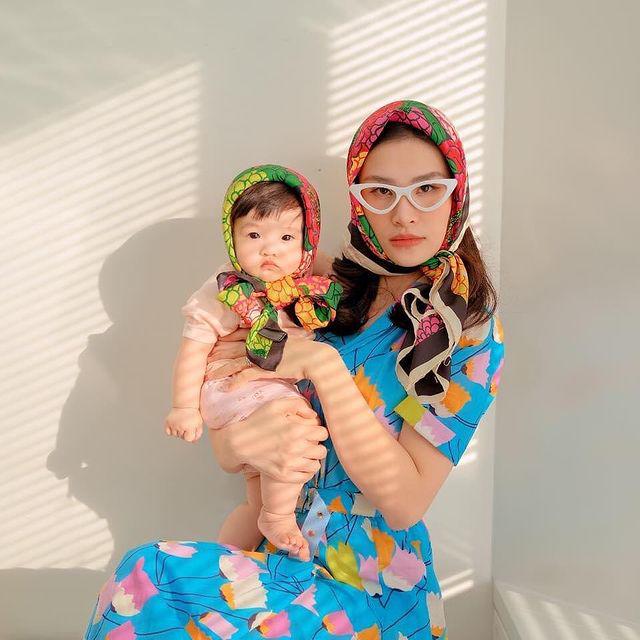 Đông nhi khoe ảnh thời cởi trần tắm mưa chứng minh con gái đẹp có nét giống mẹ - 2