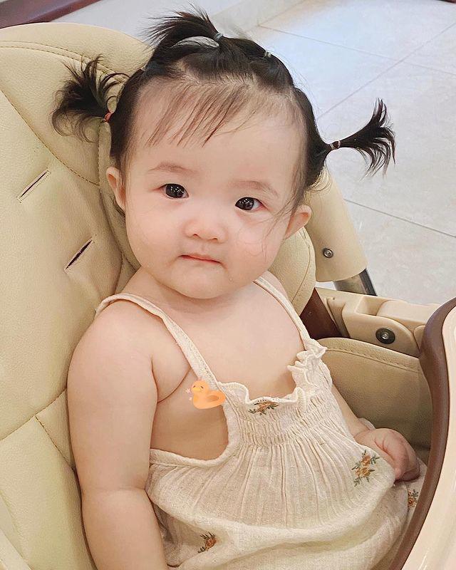 Đông nhi khoe ảnh thời cởi trần tắm mưa chứng minh con gái đẹp có nét giống mẹ - 3