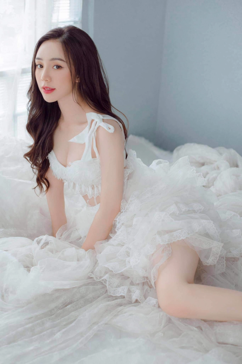 gái bán bia gợi cảm nhất màn ảnh lần đầu hé lộ số đo bộ phận quyến rũ nhất body - 5