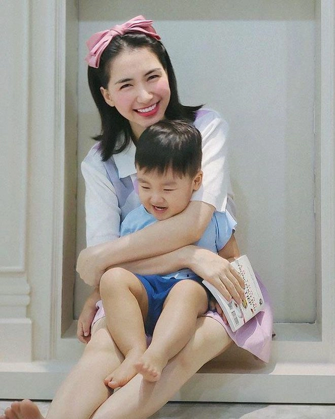 Giữa đêm hòa minzy xin lỗi con trai vì sắp phải đi xa nhiều ngày liền - 1