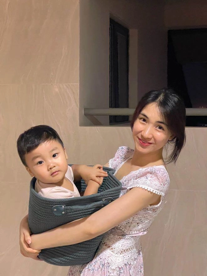 Giữa đêm hòa minzy xin lỗi con trai vì sắp phải đi xa nhiều ngày liền - 5