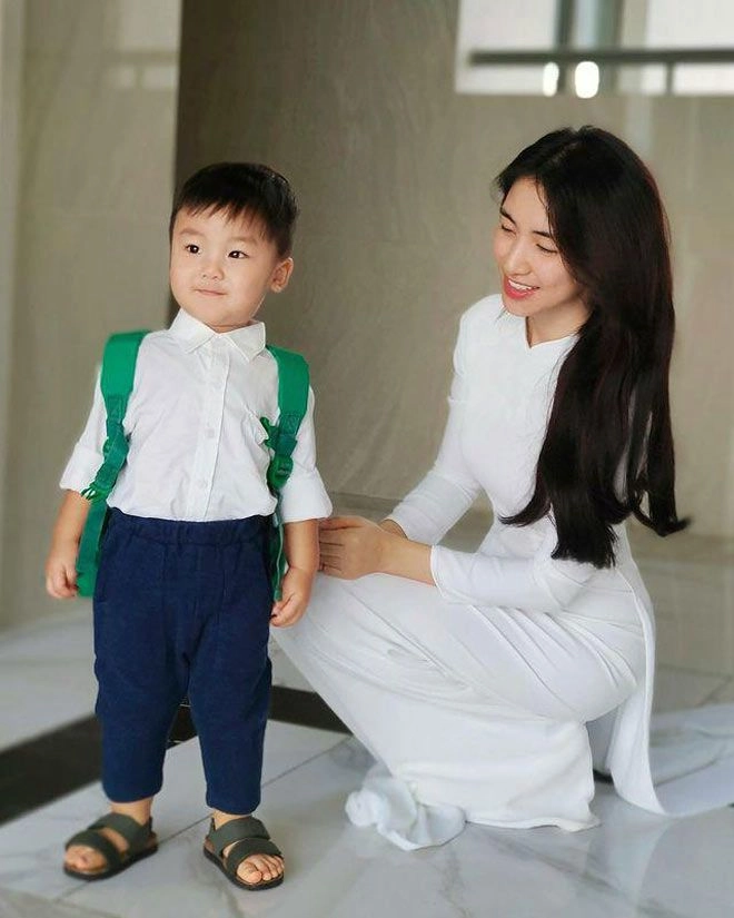 Giữa đêm hòa minzy xin lỗi con trai vì sắp phải đi xa nhiều ngày liền - 11