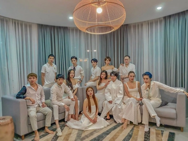 Hội bạn thân đông nhi liên tục vướng nghi vấn dao kéo người cằm nhọn hoắt người vẹo cả mũi - 1