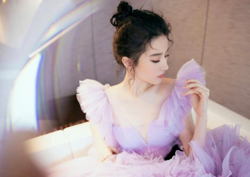 Lưu diệc phi leo top 1 tìm kiếm khi xuất hiện với hình ảnh hàng xương biểu tình - 1