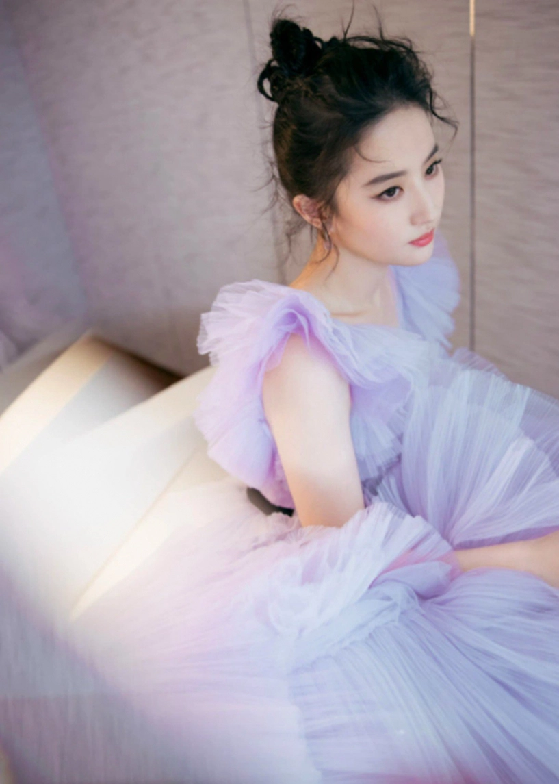 Lưu diệc phi leo top 1 tìm kiếm khi xuất hiện với hình ảnh hàng xương biểu tình - 2