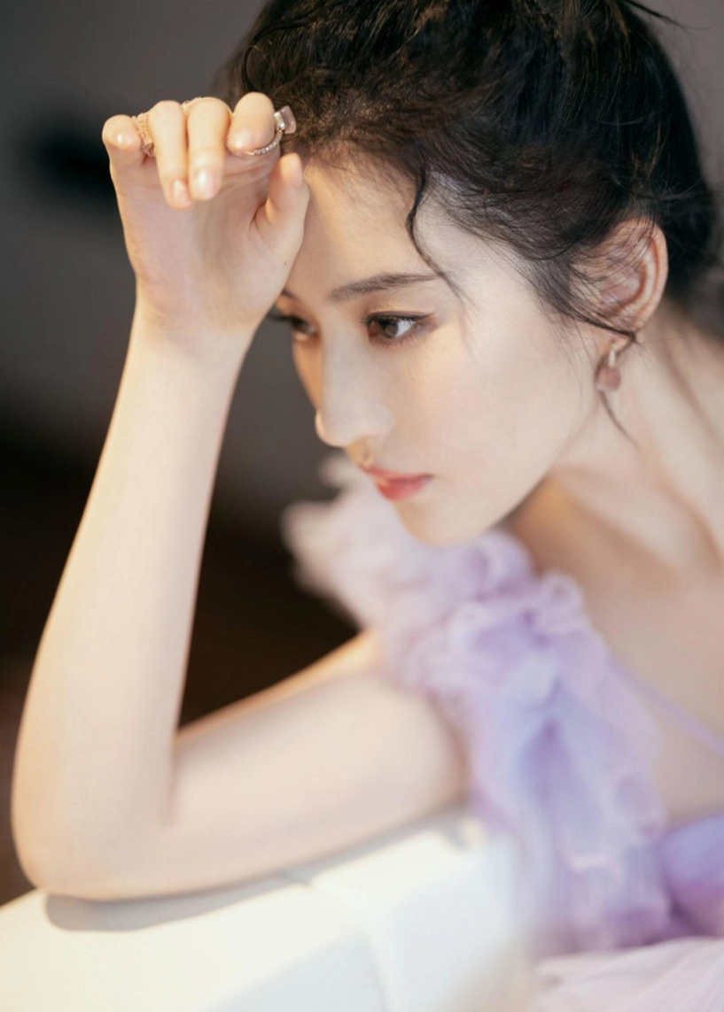 Lưu diệc phi leo top 1 tìm kiếm khi xuất hiện với hình ảnh hàng xương biểu tình - 3