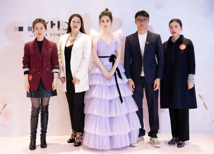 Lưu diệc phi leo top 1 tìm kiếm khi xuất hiện với hình ảnh hàng xương biểu tình - 4