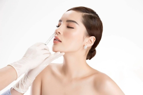 Mê tiêm filler giá rẻ nhiều chị em đối mặt hậu quả rùng mình mặt sưng mũi mưng mủ - 9