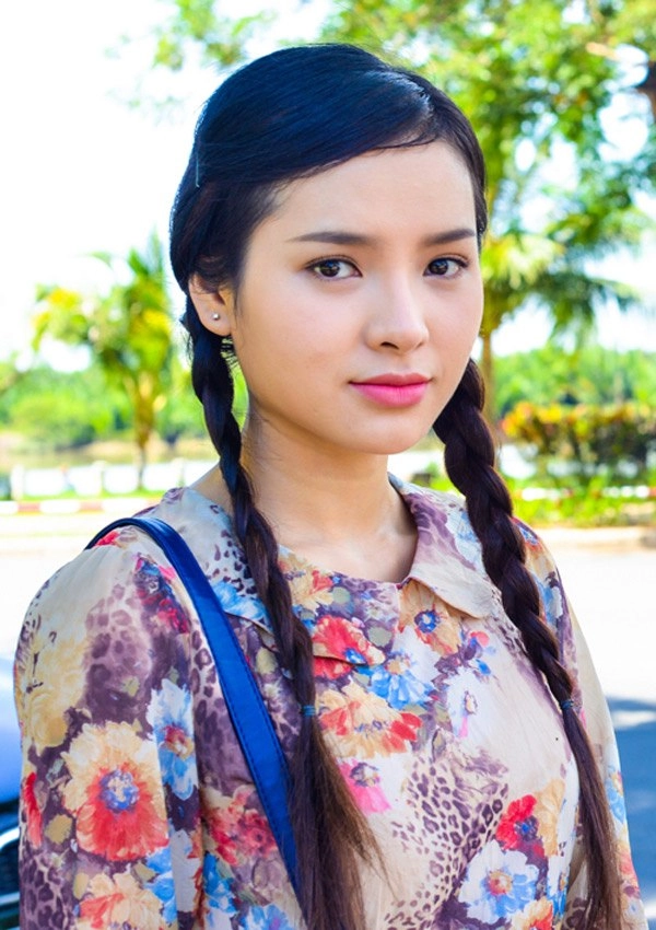 Phương trinh jolie tự tay tiêm thon mặt mà dân mạng phải choáng theo - 2