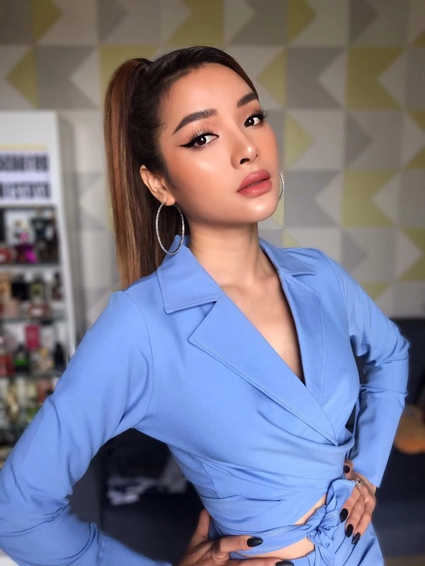 Phương trinh jolie tự tay tiêm thon mặt mà dân mạng phải choáng theo - 5