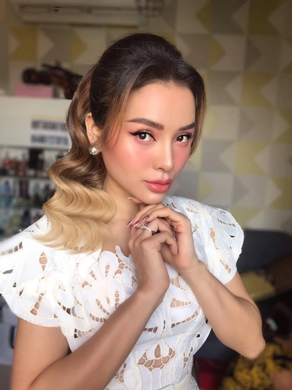 Phương trinh jolie tự tay tiêm thon mặt mà dân mạng phải choáng theo - 6
