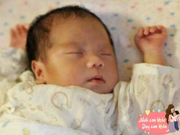 Trẻ sơ sinh ngủ với tư thế đầu hàng biết được lý do mẹ chẳng còn ngăn cấm con - 4