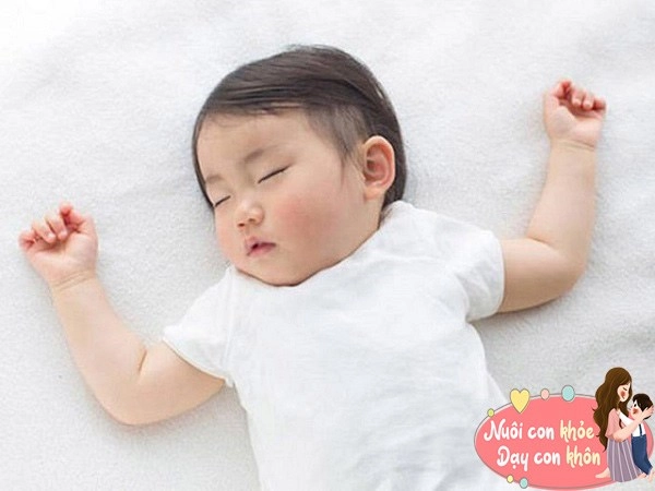 Trẻ sơ sinh ngủ với tư thế đầu hàng biết được lý do mẹ chẳng còn ngăn cấm con - 10