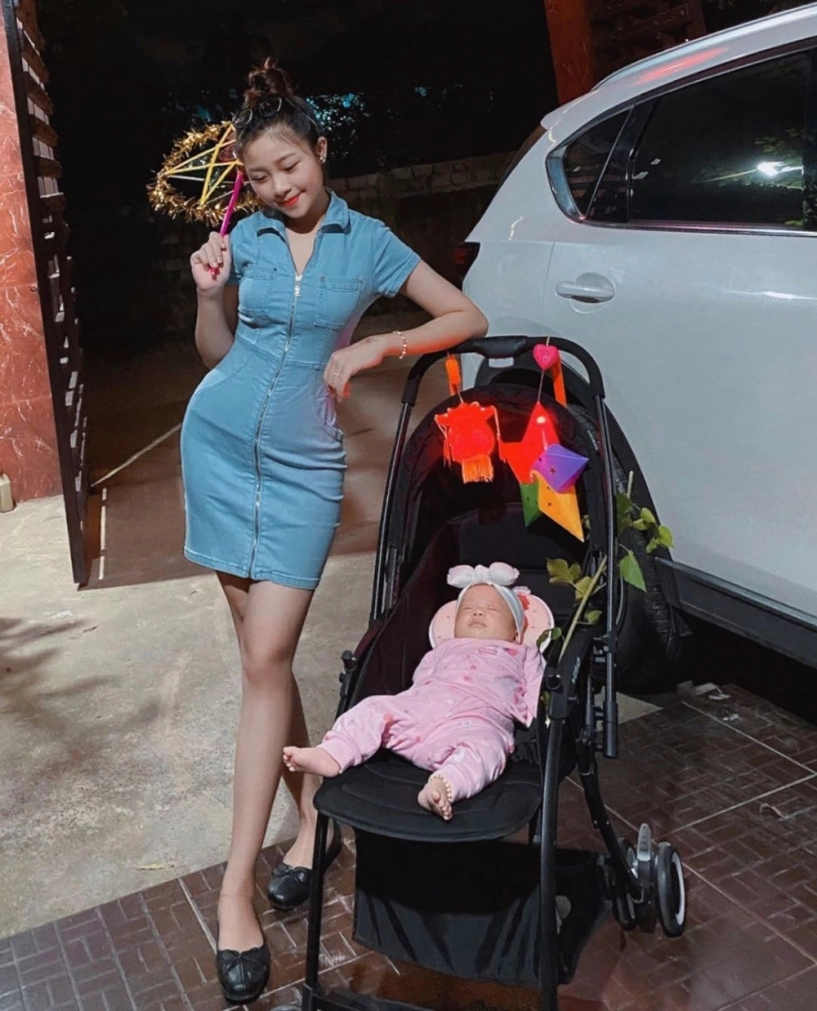 Vợ hotgirl của phan văn đức diện đầm bó sát mới sinh 2 tháng nhìn dáng ai cũng ghen - 4