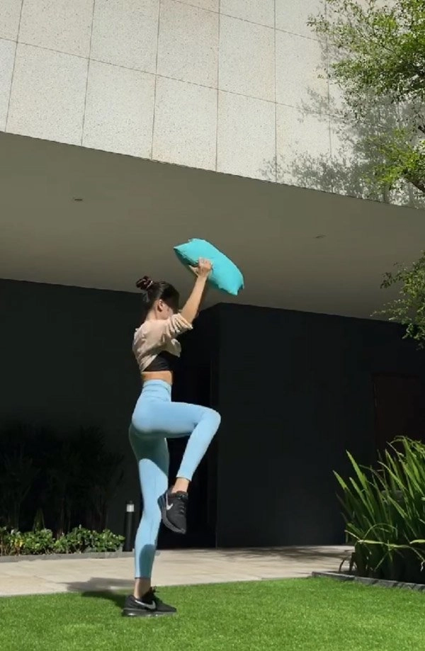 Bạn gái lâm tây diện bikini khoe vòng ba quả đào căng tràn - 17