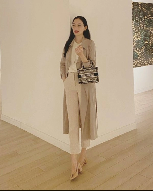 Bạn gái thiếu gia nhà tăng thanh hà đặt đồ hiệu dưới đất chị em xem mà xót ruột - 1