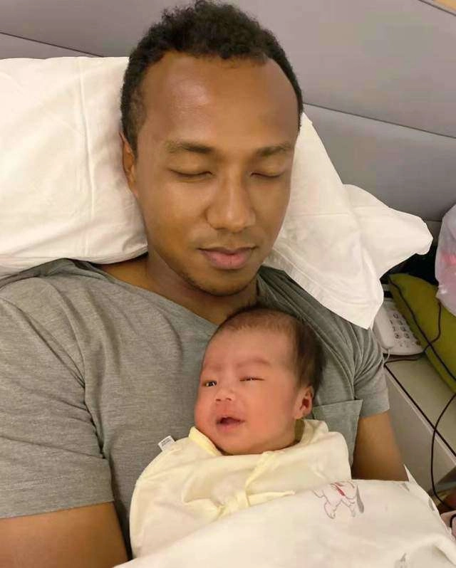 Cô gái da trắng nõn lấy chồng châu phi con chào đời ai cũng câm nín - 8