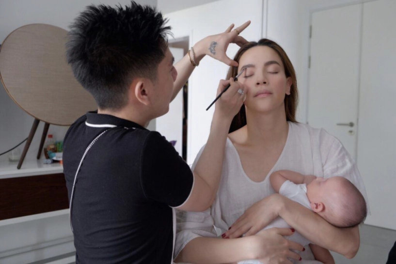 Con quấn mẹ khi làm tóc và trang điểm đông nhi được khen hồ ngọc hà lại bị trừ điểm - 1