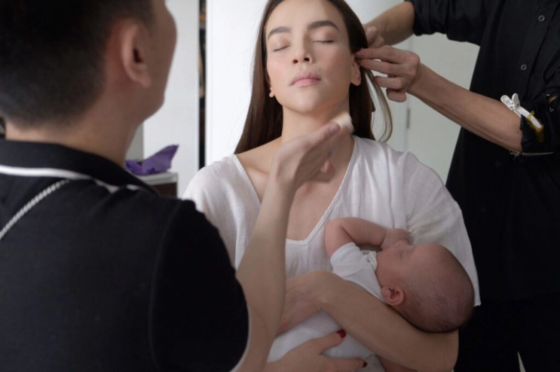 Con quấn mẹ khi làm tóc và trang điểm đông nhi được khen hồ ngọc hà lại bị trừ điểm - 2