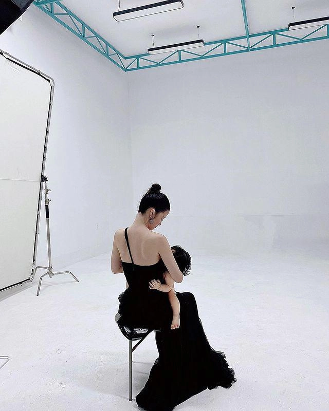 Con quấn mẹ khi làm tóc và trang điểm đông nhi được khen hồ ngọc hà lại bị trừ điểm - 5