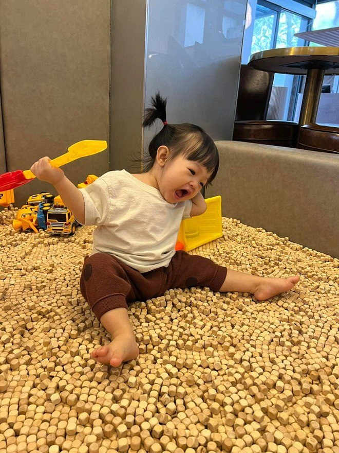 Đi tiêm phòng con gái cường đôla náo loạn bệnh viện lisa nhà hồ ngọc hà khác hẳn - 1