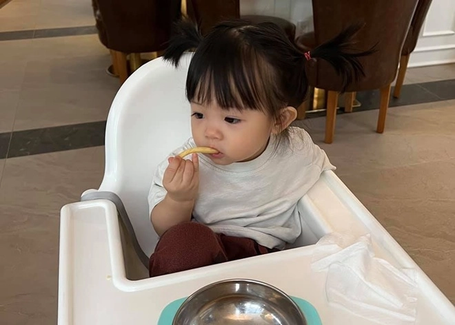 Đi tiêm phòng con gái cường đôla náo loạn bệnh viện lisa nhà hồ ngọc hà khác hẳn - 4