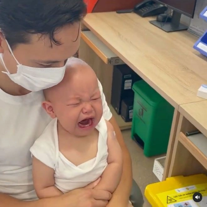 Đi tiêm phòng con gái cường đôla náo loạn bệnh viện lisa nhà hồ ngọc hà khác hẳn - 8