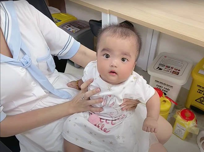 Đi tiêm phòng con gái cường đôla náo loạn bệnh viện lisa nhà hồ ngọc hà khác hẳn - 12