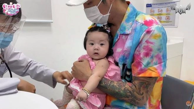 Đi tiêm phòng con gái cường đôla náo loạn bệnh viện lisa nhà hồ ngọc hà khác hẳn - 13